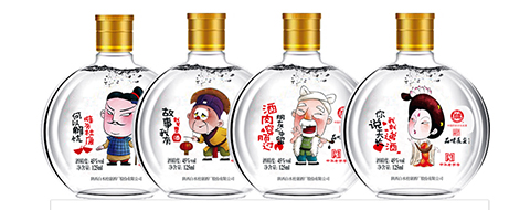 精选大红枣产品包装正面图,红色包装袋,印有红枣图案,背景为木质桌面